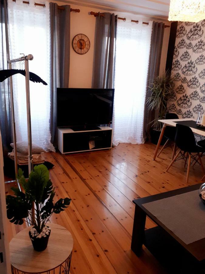 Laval Apartment Mantouki Eksteriør billede